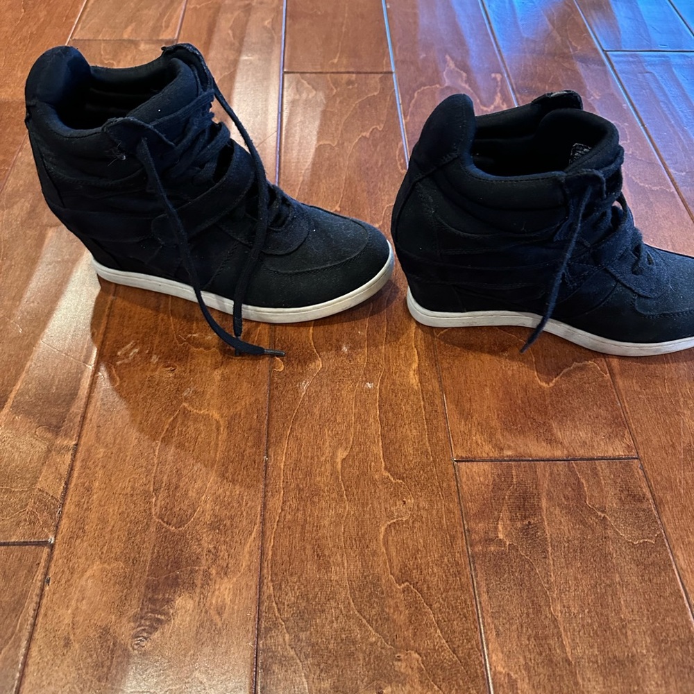 Black super cute Air-walk shoes - Picture 3 of 3